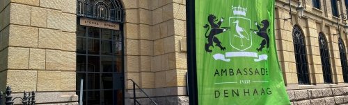 Banner logo Ambassade van Den Haag vlag