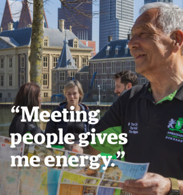 Two people are talking near the Hofvijver in The Hague.