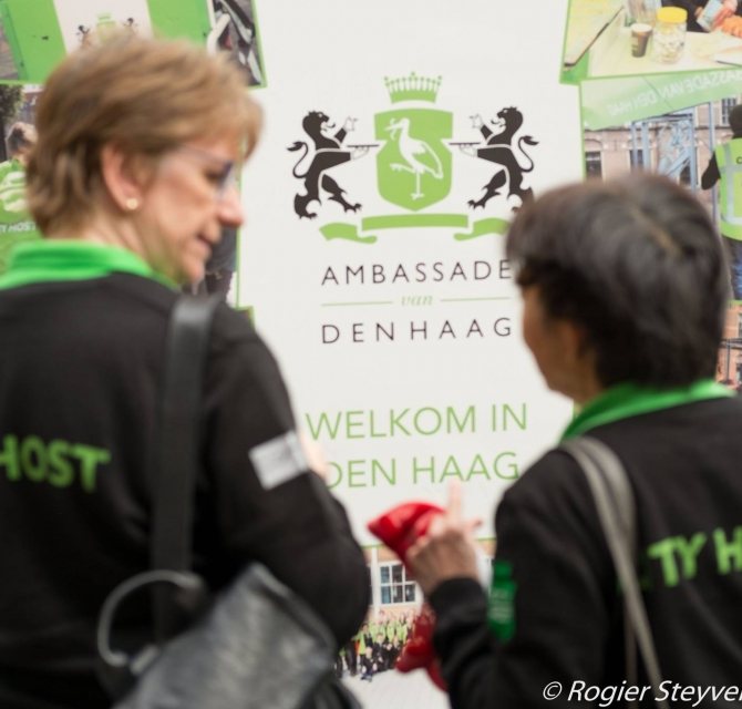 Rug City Hosts met logo Ambassade van Den Haag Fotograaf : Rogier Steyvers