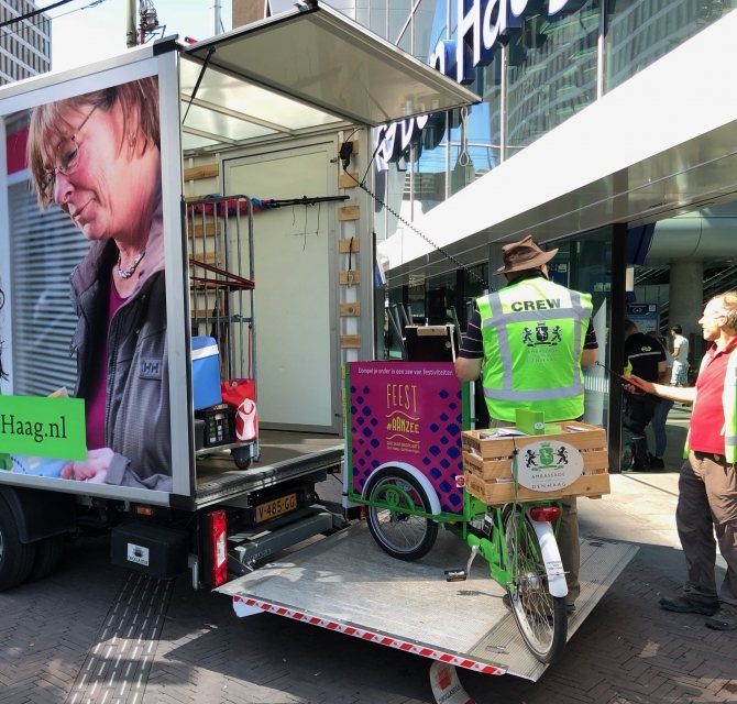 Bakfiets in vrachtwagen inladen