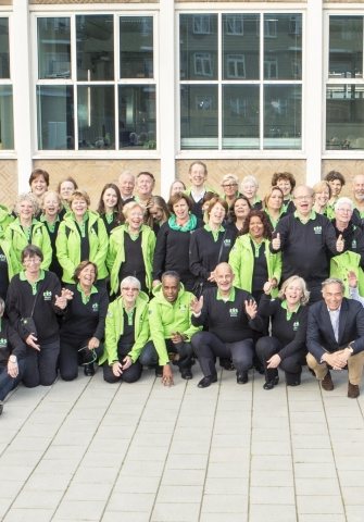Groepsfoto seizoenstart Ambassade van Den Haag