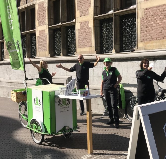 4 enthousiaste City Hosts op de Lange poten met bakfiets